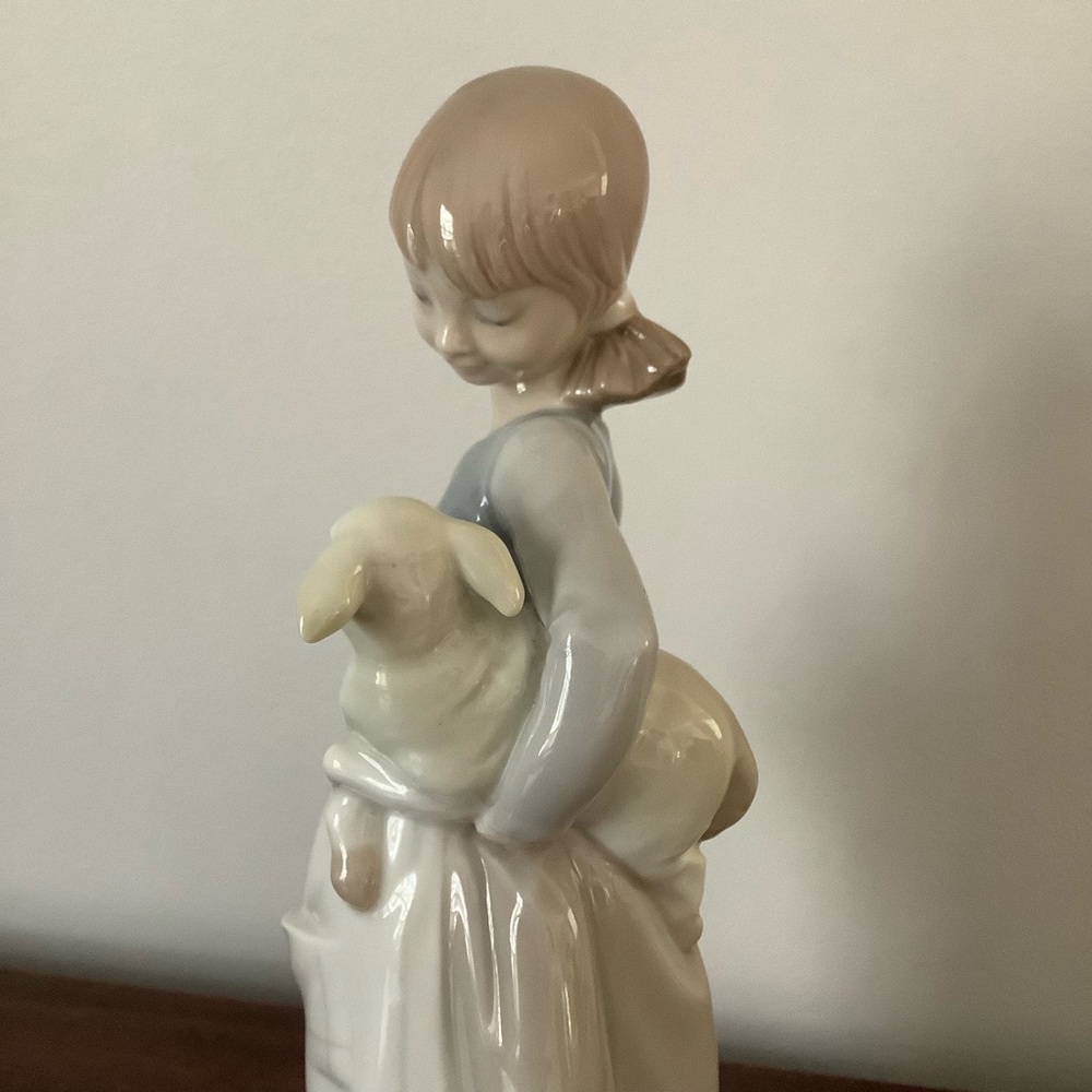 Lladro Girl with Lamb and basket of Leeks - Picture 5 of 7